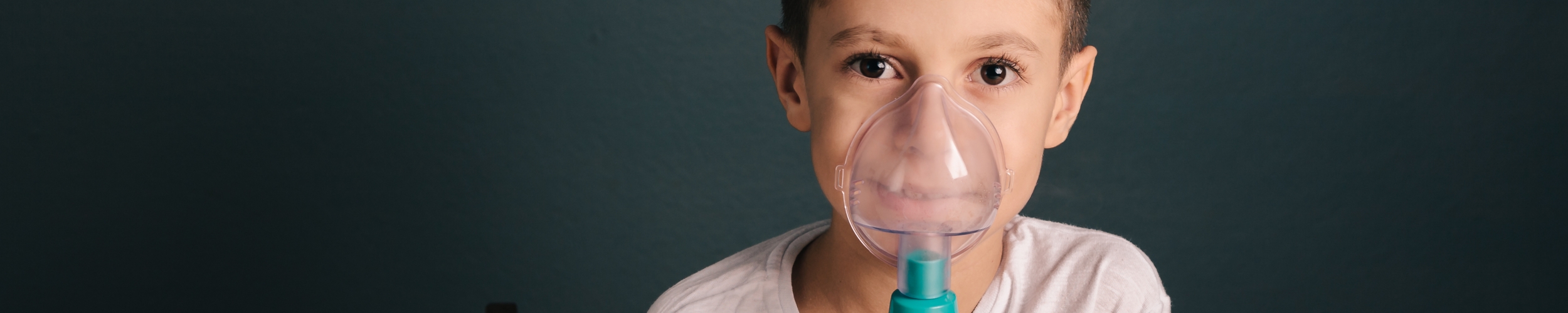 Enfant en traitement médical par aérosolthérapie médicamenteux ou non