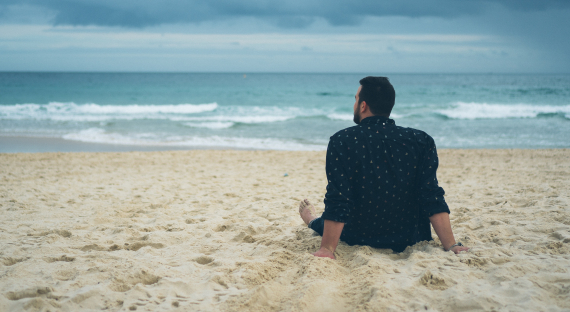 Homme face à la mer - Côte d'Opale