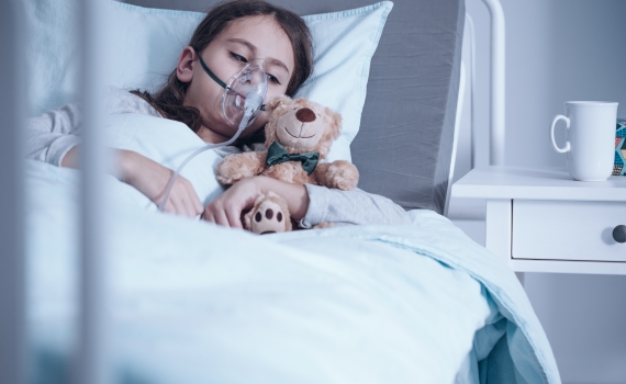 Enfant alitée et soigné par oxygénothérapie